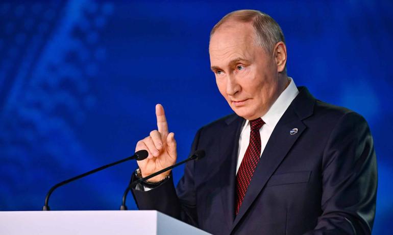 Իրեն հարգող ոչ մի երկիր երբեք ճնշման տակ ոչինչ չի անում, իսկ ԱՄՆ-ի նոր պատժամիջոցները Ռուսաստանի վրա ճնշում գործադրելու փորձ են, ճեպազրույցի ժամանակ հայտարարել է ՌԴ նախագահ Վլադիմիր Պուտինը։  Խոսելով Թրամփի հետ հանդիպումը հետաձգելու մասին նա շեշտել է, որ սխալ կլինի Բուդապեշտի գագաթնաժողովին մոտենալ առանց նախապատրաստության։  Պուտինը նշել է, որ համաշխարհային էներգետիկ հաշվեկշիռը հաստատված է, և դրա խաթարումը չի բխում երկրների շահերից, որոնք փորձում են դա անել։ Հնարավոր չէ փոխարինել համաշխարհային շուկայում առկա