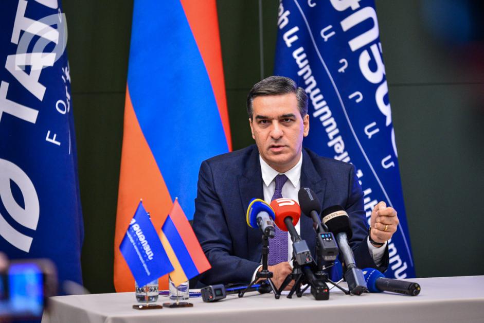 Մենք ինքնուրույն քաղաքական ուժ ենք, ես հավակնում եմ ՀՀ վարչապետի պաշտոնին, ասուլիսի ընթացքում ասել է Արման Թաթոյանը:  «Մենք ստեղծել ենք այս քաղաքական նախաձեռնությունը, դրա արդյունքը զարգացման դեպքում կլինի կամ կուսակցության տեսքով կամ որևէ այլ քաղաքական միավորի տեսքով»,- նշել է նա:  Նշենք, որ ավելի վաղ ՀՀ նախկին ՄԻՊ Արման Թաթոյանը հայտարարել է, որ 2026 թվականի խորհրդարանական ընտրություններին մասնակցելու է իր ղեկավարած «Միասնության թևեր» նախաձեռնությամբ: