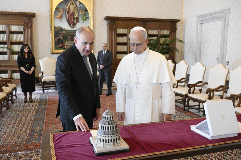 Սուրբ Աթոռ կատարած այցի շրջանակում ՀՀ վարչապետ Նիկոլ Փաշինյանը հանդիպել է Հռոմի Պապ Նորին Սրբություն Լևոն XIV-ի հետ։ Այս մասին հայտնում են ՀՀ կառավարությունից:   Նորին Սրբությունը ողջունել է վարչապետ Փաշինյանի այցը Վատիկան և մասնակցությունն Արքեպիսկոպոս Իգնատիոս Մալոյանի ու վեց այլ Երանելիների սրբադասման արարողությանը։ Նա ընդգծել է Սուրբ Աթոռի և Հայաստանի միջև հաստատված սերտ հարաբերությունները՝ հատկապես կարևորելով Վենետիկի Մխիթարյան միաբանության դերն այդ կապերի խորացման գործում։  Վարչապետ Փաշինյանը ևս մեկ ա