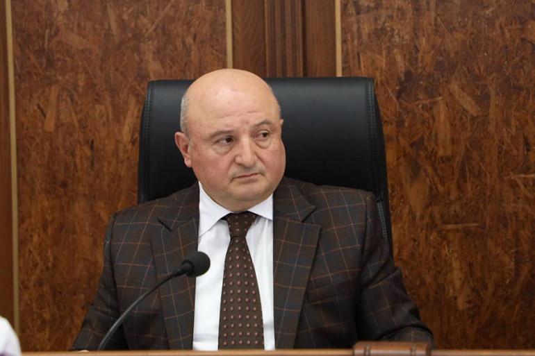 Գյումրու քաղաքապետ Վարդան Ղուկասյանի պաշտպան Արամայիս Հայրապետյանը դուրս եկավ Հակակոռուպցիոն կոմիտեից, որտեղ գտնվում է Գյումրու քաղաքապետը և լրագրողներին հայտնել է, որ քննչական գործողություններն ավարտվել են, Ղուկասյանին կալանավորելու միջնորդությունը ներկայացնելուն զուգահեռ՝ նրան կտեղափոխեն դատարան։    Պաշտպանը կրկին շեշտել է՝ Վարդան Ղուկասյանը չի ընդունում կաշառքի մեղադրանքը, որում նկարագրված գործողություններն իրականում տեղի են ունեցել ոչ իր պաշտոնավարման օրոք։    «Ինչ վերաբերում է ձայնագրություններին, դրան