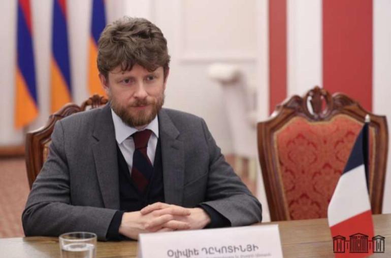 Հայաստանում Ֆրանսիայի դեսպան Օլիվիե Դըկոտինյին ելույթ է ունեցել ՀՀ-ում Ֆրանսիայի դեսպանատան 30-ամյակի առթիվ կազմակերպված միջոցառման ժամանակ։  Ինչպես «Արմենպրես»-ին հայտնեցին Հայաստանում Ֆրանսիայի դեսպանատնից, Դըկոտինյին նշել է, որ Ֆրանսիան առաջին երկրներից մեկն էր, որը ճանաչեց Հայաստանի անկախությունը և առաջին տերություններից մեկն էր, որ դեսպանատուն բացեց Հայաստանի մայրաքաղաք Երևանում։  «30 տարի առաջ՝ 1995 թվականի նոյեմբերի 7-ին, մենք առաջին անգամ մեր դրոշը ծածանեցինք այս շենքի վրա։ Պետք է պատկերացնել, թե ին