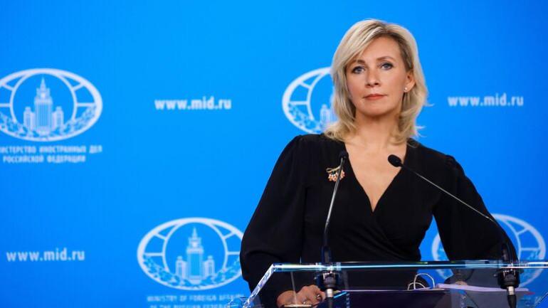 Ռուսաստանի հետ սահմանի երկայնքով ցանկապատ կառուցելուց հետո կարևոր է, որ Ֆինլանդիայի իշխանությունները չմոռանան նաև զուգարաններ կառուցելու մասին, եթե «ամենավատ ֆոբիաները» հաղթեն նրանց, հայտարարել է Զախարովան:   Նշենք, որ Yle-ն հաղորդել էր, որ Ֆինլանդիայի իշխանությունները ցանկապատ են կառուցում Ռուսաստանի հետ սահմանից ընդամենը մի քանի մետր հեռավորության վրա: Ցանկապատը պատրաստված է 3.5 մետր բարձրությամբ, խիտ շղթայական ցանկապատից: