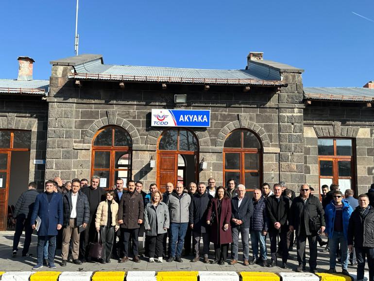 Հայաստանի և Թուրքիայի հարաբերությունների կարգավորման գործընթացի հատուկ ներկայացուցիչների հանդիպումների ընթացքում ձեռք բերված պայմանավորվածության համաձայն` նոյեմբերի 28-ին երկու երկրների համապատասխան գերատեսչությունների ներկայացուցիչները հանդիպել են Հայաստան-Թուրքիա սահմանի Ախուրիկ-Աքյաքա անցակետում և Հայաստանի Գյումրի քաղաքում: Այս մասին հայտնում են ԱԳՆ-ից։  Անցկացվել են Գյումրի-Կարս երկաթգծի վերականգնման և շահագործմանն ուղղված տեխնիկական քննարկումների երկրորդ փուլը: