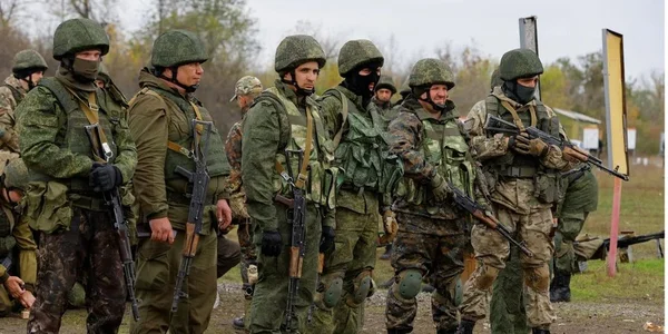 Ռուսաստանի մարզերում մեկնարկել է արտակարգ պահեստազորայինների հավաքագրման արշավը այն ստորաբաժանումների համար, որոնք ներգրավվելու են կրիտիկական կարևորություն ունեցող օբյեկտների պաշտպանության աշխատանքներին, գրում է Կոմերսանտը։  Ըստ պարբերականի տվյալների՝ համապատասխան աշխատանքներն արդեն ընթանում են ՌԴ երկու տասնյակից ավելի սուբյեկտներում։ Ընդ որում, «Կոմերսանտ»-ը նշում է, որ պահեստազորայինների մասնագիտացված ջոկատների ձևավորումը սկսվել է դեռևս մինչև համապատասխան փոփոխությունների ուժի մեջ մտնելը, որոնք ՌԴ նախագահ