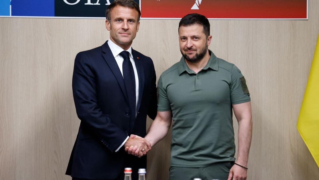 Զելենսկին պաշտոնական այցով ժամանել է Ֆրանսիա: Օդանավակայանում նրան դիմավորել է Ֆրասնիայի նախագահ Էմանուել Մակրոնը, հաղորդում են ուկրաինական լրատվամիջոցները:   Այցի ընթացքում Զելենսկին և Մակրոնը Ֆրանսիայի և Ուկրաինայի միջև համաձայնագիր են ստորագրել՝ վերջինիս ինքնաթիռների, հրթիռների և հակաօդային պաշտպանության համակարգերի մատակարարման վերաբերյալ:  Այս ուղևորությունը Զելենսկու եվրոպական դաշնակիցների շրջանում շրջագայության մի մասն է, քանի որ նա ձգտում է ամրապնդել Կիևի աջակցությունը՝ առաջիկա ձմռան և Ուկրաինայի էն