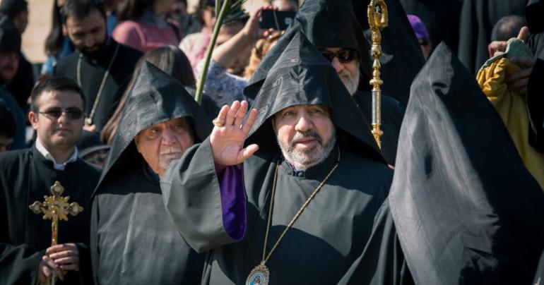 Երուսաղեմի հայոց պատրիարք Տ. Նուրհան արքեպիսկոպոս Մանուկյանն իր զորակցությունն է հայտնել Մայր Աթոռ Սուրբ Էջմիածնին և Ամենայն Հայոց Կաթողիկոսին։  Հայտարարության մեջ նշվում է, որ կարգալույծ հոգևորականի կողմից պետական իշխանությունների բացահայտ հովանավորությամբ իրականացվող գործողությունները ոչ միայն անօրինական են և հակասում են եկեղեցական կանոնադրությանը, այլև խաթարում են Հայ Առաքելական Սուրբ Եկեղեցու հեղինակությունը, վիրավորում հավատացյալների զգացմունքները և վտանգում ազգային ինքնությունն ու հոգևոր արժեքները։  «