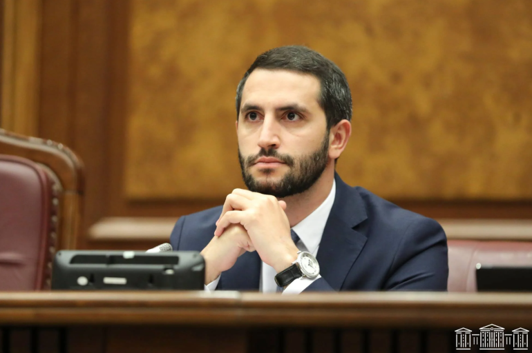 Մենք ունենք երկրային ու երկնային բանակ: Հունվարի 27-ին կհիշենք, կխոնարհվենք երկնային բանակի առաջ, հունվարի 28-ին կտոնենք երկրային բանակի օրը: Այս մասին հայտարարել էԱԺ փոխնախագահ Ռուբեն Ռուբինյանը:   Նա նշել է, որ հայրենիքի համար զոհվածի կապը բանակի հետ առավել քան ուղիղ է։  «Մենք չենք առաջարկում ընդունել օր, որ միայն գնան գերեզման, մենք առաջարկում ենք ստեղծել օր, որի ընթացքում մարդիկ կայցելեն Եռաբլուր կամ այլ բնակավայրերի համապատասխան տեղեր, երբ զոհվածների հարազատները, ընկերները կգնան գերեզմաններ, դպրոցականն