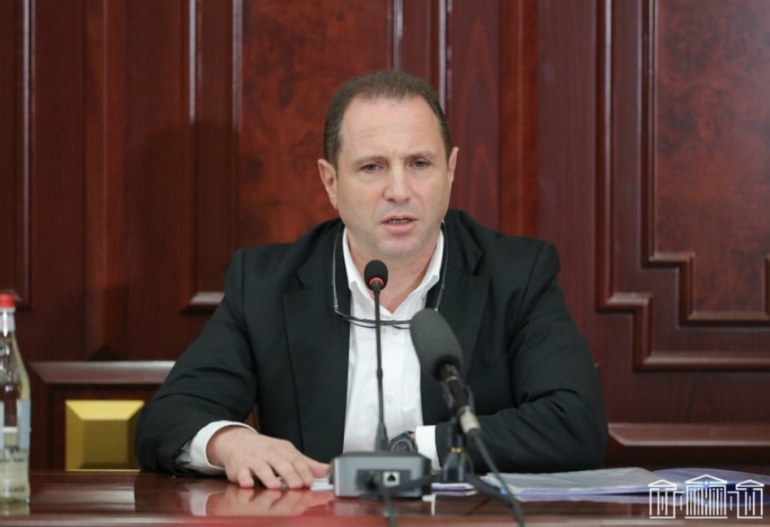 Դավիթ Տոնոյանը, որը Հայաստանի պաշտպանության նախարարն էր 2020 թվականի 44-օրյա պատերազմի ժամանակ, համոզված է, որ պատերազմը հրահրել է ադրբեջանական կողմը։  Նշենք, որ Ադրբեջանի ԱԳ նախարարն էր օրեր առաջ հայտարարել, թե Հայաստանի գործողություններն են հրահրել 44-օրյա պատերազմը, այդ թվում Դավիթ Տոնոյանի՝ «Նոր պատերազմ, նոր տարածքներ» հայտնի հայտարարությունը։  «Ալիևն էլ է խոսել շքերթի ժամանակ, ինչքան ուզում են, թող խոսեն։ Իրենք են հրահրել, իրենք են սկսել պատերազմը։ Թո՛ղ առիթներ ման չգան»,–NEWS.am–ի հետ զրույցում ասաց 