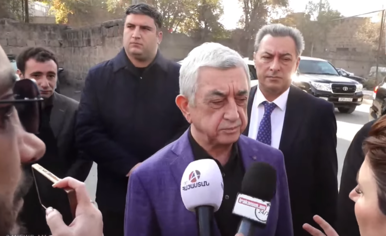 Ես չեմ տեսնում խաղաղություն, ուղղակի չեմ տեսնում, իր գործով դատական նիստից առաջ լրագրողներին ասել է 3-րդ նախագահ Սերժ Սարգսյանը՝ պատասխանելով  այն դիտարկմանը, որ Ադրբեջանով ցորեն է հասնում Հայաստան, մինչդեռ Ալիևը Սևանին ինչ-որ այլ անուն է տալիս:  Նշենք, որ իշխանության ներկայացուցիչները հայտնում են Ադրբեջանի տարածքով Հայաստան ցորեն մտնելու մասին:   «Այս պահին Ռուսաստանից դեպի Հայաստան հացահատիկ տեղափոխող գնացքն արդեն անցնում է Ադրբեջանի տարածքով՝ դեպի Վրաստան: Ռուսական հացահատիկ տեղափոխող գնացքը շուտով կժամա