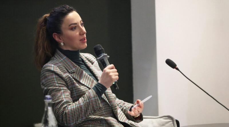 «Առաջնահերթ է Բաքվի բանտերում գտնվող գերիների եւ քաղբանտարկյալների ազատ արձակումը, զուգահեռաբար անհետ կորածների եւ բռնի անհետացածների ճակատագիրը պարզելուն ուղղված ջանքերի գործադրումը»,- «Արցախի տեղահանումից հետո. մարտահրավերներ եւ լուծումներ» խորագրով քննարկման ժամանակ ասաց ՄԻԵԴ-ում հայ գերիների շահերի ներկայացուցիչ, իրավապաշտպան Սիրանուշ Սահակյանը։ Նա անդրադարձավ Բաքվում ընթացող շինծու դատավարություններին․ «Մեզ արդեն հայտնի է, թե ինչպիսի ծանր պատժատեսակներ են սպառնում այդ գործերով անցնող 16 անձանց։ Եվ նաեւ