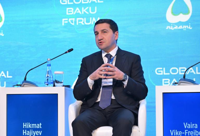 Հարավային Կովկասը միջազգային աջակցության կարիք ունի՝ խաղաղության օրակարգի տնտեսական օգուտները ստանալու համար, այդ թվում՝ «Զանգեզուրի միջանցքի» համատեղ կառուցումը և տարածաշրջանային կապը, Դոհայում կայացած միջազգային ֆորումում ասել է Ադրբեջանի նախագահի օգնական Հիքմեթ Հաջիևը։   Հաջիևը նշել է, որ ամերիկացի ընկերները ծառայել են որպես լիովին անկողմնակալ և ազնիվ միջնորդներ երկու կողմերի միջև և հանգեցրին վերջնական համաձայնությունների:  «Ընդունելով Միացյալ Նահանգների վճռորոշ դերը այս գործընթացում՝ ես ուզում եմ ընդգծե