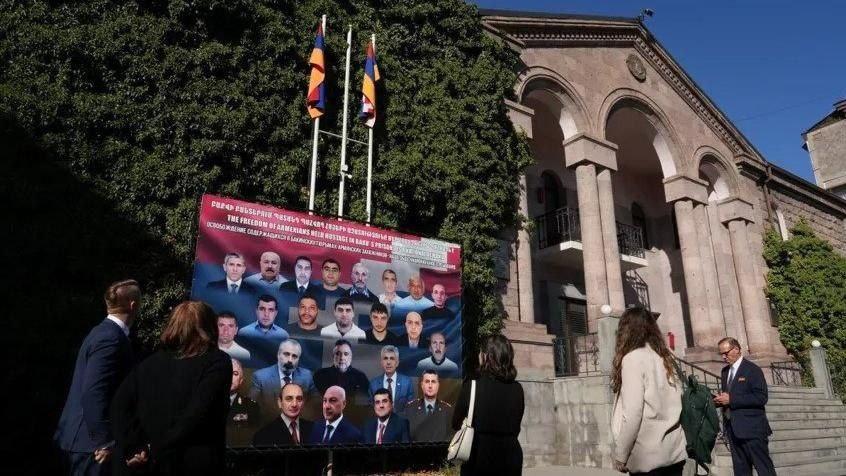 Կաթոլիկ և Հայ Առաքելական Եկեղեցու առաջնորդների մի խումբ կոչ է անում Հռոմի պապ Լևոն XIV-ին դիմել Ադրբեջանում պահվող առնվազն 23 արցախահայ բանտարկյալների ազատ արձակման համար՝ նշելով նրանց վատթարացող վիճակը և Լեռնային Ղարաբաղում քրիստոնեական ժառանգության ոչնչացումը, հաղորդում է The Christian Post-ը։   Կոչն ուղարկվել է Սուրբ Ծննդից առաջ և բանտարկյալներին նկարագրում է որպես Ադրբեջանի կողմից 2023 թվականի սեպտեմբերին տարածաշրջանի հայ բնակչության նկատմամբ իրականացված էթնիկ զտումների զոհեր։ Տասնյակից ավելի ստորագրողն