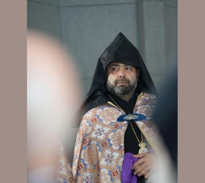 Կալանքի տակ գտնվող Արագածոտնի թեմի առաջնորդ Գերաշնորհ Տեր Մկրտիչ եպիսկոպոս Պռոշյանը հանդես է եկել հայտարարությամբ, որում մասնավորապես ասված է.   «Միանում եմ իմ հոգևոր եղբայրներին՝ Գերաշնորհ Տ․ Միքայել և Գերաշնորհ Տ․ Բագրատ արքեպիսկոպոսներին՝ դատապարտելով վերջին օրերին որոշ եպիսկոպոսների հայտարարություններն ու գործողությունները, որոնք պառակտիչ և զրպարտելի են։ Ակնհայտ է, որ այս հայտարարությունները և արարքները ոչ թե հոգևոր սթափության կամ «բարենորոգչության» նպատակ ունեն, այլ քաղաքական պատվերների ազդեցության և ճ