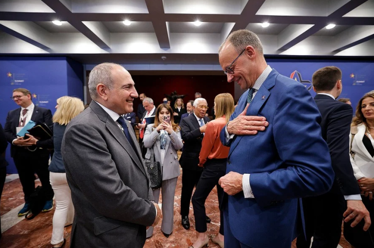 Գերմանիայի կանցլեր Ֆրիդրիխ Մերցը դեկտեմբերի 9-ին Գերմանիայում կընդունի ՀՀ վարչապետ Նիկոլ Փաշինյանին: ՏԱՍՍ-ի փոխանցմամբ, այս մասին հայտնել է Գերմանիայի կառավարության փոխխոսնակ Սեբաստիան Հիլլեն:   Հաղորդվում է, որ կքննարկվեն երկկողմ տնտեսական համագործակցության, ինչպես նաև տարածաշրջանային հարցեր, Հայաստանի ու Ադրբեջանի միջև խաղաղության գործընթացը: