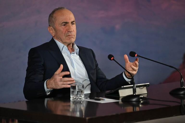 ՀՀ բոլոր տարբերակներով լինելու է, բայց հարց է, Հայաստանի Հանրապետության բովանդակությունը ինչպիսի՞նն է լինելու: ՀՀ լինելու է կամ առանց Սյունիքի, կամ առանց Հայ առաքելական եկեղեցու: Այս մասին մամլո ասուլիսի ժամանակ ասել է ՀՀ երկրորդ նախագահ Ռոբերտ Քոչարյանը՝ հարցին, թե արդյոք այս ընտրությունները կամ Նիկոլ Փաշինյանի լինելու մասին են, կամ Հայաստանի Հանրապետության լինելու:  «Չի կարող լինել խաղաղություն՝ քո հակառակորդի քմահաճույքից կախված: Եթե նույնիսկ խաղաղությունը եկել է, ապա դա եկել է Ալիևի տրամադրությունից կախ