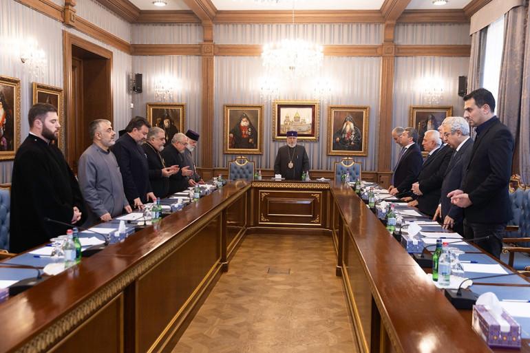 Ն.Ս.Օ.Տ.Տ. Գարեգին Երկրորդ Ծայրագույն Պատրիարք և Ամենայն Հայոց Կաթողիկոսի նախագահությամբ հունվարի 13-ին Մայր Աթոռ Սուրբ Էջմիածնում տեղի ունեցավ Գերագույն հոգևոր խորհրդի ժողով։ Նիստը վարեց Վանական խորհրդի ատենապետ Տ. Նաթան արքեպիսկոպոս Հովհաննիսյանը։ Այս մասին հայտնում են Մայր Աթոռից:  Ժողովը բացվեց Տերունական աղոթքով, որից հետո Գերագույն հոգևոր խորհրդի անդամներին իր օրհնությունն ու բարեմաղթանքները փոխանցեց Ամենայն Հայոց Կաթողիկոսը։  Ժողովի օրակարգում ընդգրկված էին Եկեղեցու վարչական, կանոնական, կագապահական խ