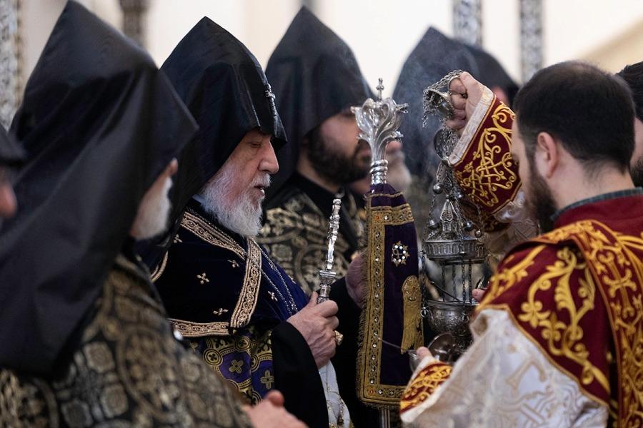 Հունվարի 27-ին՝ հանուն հայրենիքի զոհվածների հիշատակի և խոնարհումի օրը, Ն.Ս.Օ.Տ.Տ. Գարեգին Երկրորդ Ծայրագույն Պատրիարք և Ամենայն Հայոց Կաթողիկոսի հանդիսապետությամբ Միածնաէջ Մայր Տաճարում կատարվեց հոգեհանգստյան կարգ։ Այս մասին հայտնում են Մայր Աթոռից։  Եկեղեցականաց դասն ու ներկա հավատացյալ ժողովուրդն աղոթք բարձրացրեցին առ Աստված հանուն Հայրենիքի իրենց կյանքն ընծայաբերած քաջորդիների հոգիների խաղաղության ու հանգստության համար։