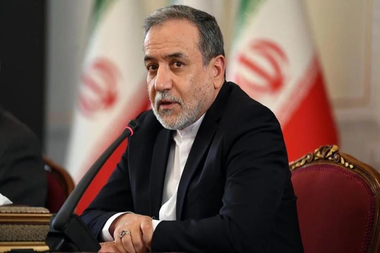 Սկզբում ցույցերը խաղաղ էին՝ հիմնականում առևտրականների և ձեռնարկատերերի մասնակցությամբ՝ իրենց կարծիքը արտահայտելու համար, ինչը նրանց բնական իրավունքն էր, և կառավարությունը երկխոսություն սկսեց նրանց հետ։ Երրորդ օրը ցույցերը գործնականում ավարտվեցին, հայտարարել է Իրանի արտգործնախարար Աբբաս Արաղչին:  «Հունվարի 8-ից 10-ը մենք նկատեցինք զինված ահաբեկիչների ներկայություն ցուցարարների շրջանում։ Զինված անձինք կրակ են բացել անվտանգության ուժերի, ոստիկանության և քաղաքացիական անձանց վրա։ Նրանց նպատակն էր ավելացնել բողոք