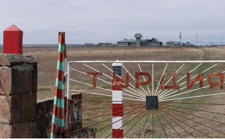 2026 թվականի սկզբից Հայաստան-Թուրքիա պետական սահմանի «Ախուրիկ» անցման կետում ծառայություն են իրականացնում միայն ՀՀ ԱԱԾ սահմանապահ զորքերի զինծառայողները։ Այս մասին ասվում է Հայաստանի Հանրապետության կառավարության ծրագրի (2021-2026 թթ.) 2025 թվականի կատարման ընթացքի վերաբերյալ զեկույցում, փոխանցում է Սպուտնիկ Արմենիան:   «Ներկայում չկա ՀՀ պետական սահմանի որևէ գործող անցման կետ, որը չի գտնվում ՀՀ ԱԱԾ ՍԶ լիարժեք վերահսկողության ներքո»,–նշված է զեկույցում:  Հիշեցնենք` ՌԴ սահմանապահները ՀՀ սահմաններին տեղակայվել 