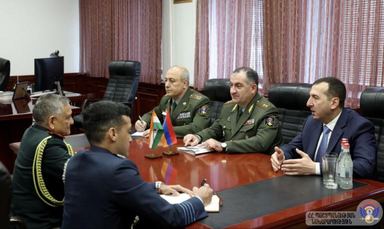 ՊՆ վարչական համալիրում ՀՀ պաշտպանության նախարարի առաջին տեղակալ, ԶՈՒ ԳՇ պետ, գեներալ-լեյտենանտ Էդվարդ Ասրյանն առանձնազրույց է ունեցել Հնդկաստանի զինված ուժերի պաշտպանության շտաբի պետ, գեներալ Անիլ Չաուհանի հետ, որին հաջորդել է հանդիպում՝ պատվիրակությունների ընդլայնված կազմով: Այս մասին հայտնում են ՀՀ ՊՆ-ից:  Զրուցակիցները քննարկել են պաշտպանության ոլորտում Հայաստանի և Հնդկաստանի միջև համագործակցության ներկայիս ընթացքը, ամփոփել երկկողմ համագործակցության պլանի շրջանակում իրականացված միջոցառումների արդյունքներ