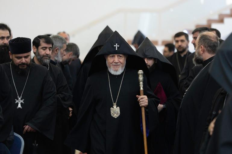 Վարչապետի ձեռնարկած հակաեկեղեցական արշավն արդեն բացահայտ է, խոչընդոտվում է Եկեղեցու առաքելությունը և լրջագույն վնաս հասցվում մեր ժողովրդի հոգևոր-եկեղեցական կյանքին․ Վեհափառ