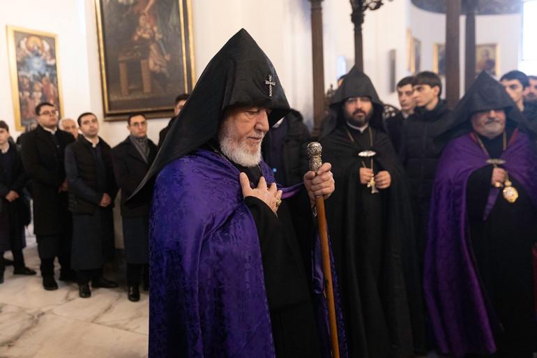 Փետրվարի 12-ին Հայաստանյայց Առաքելական Սուրբ Եկեղեցին ոգեկոչեց Սուրբ Վարդանանց զորավարների և 1036 վկաների հիշատակը: Այս մասին հայտնում են Մայր Աթոռից։   Այս առիթով Միածնաէջ Մայր Տաճարում, Ն.Ս.Օ.Տ.Տ. Գարեգին Երկրորդ Ծայրագույն Պատրիարք և Ամենայն Հայոց Կաթողիկոսի հանդիսապետությամբ, մատուցվեց Սուրբ և Անմահ Պատարագ։ Պատարագիչն էր Գևորգյան հոգևոր ճեմարանի տեսուչ Հոգեշնորհ Տ․ Հուսիկ աբեղա Սմբատյանը։  Սրբազան արարողությանը ներկա էին թեմակալ առաջնորդներ, Մայր Աթոռի միաբաններ և բազմաթիվ հավատավոր հայորդիներ:  Պատարա