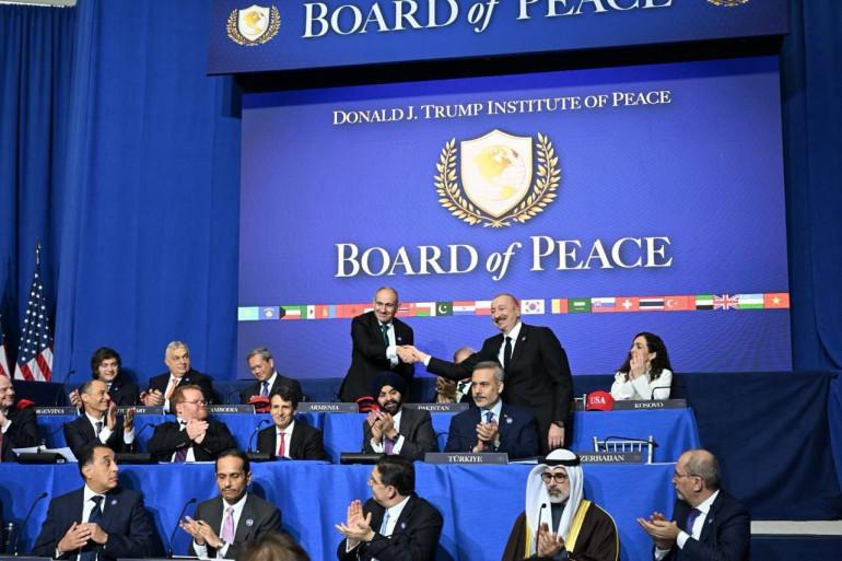 Մեծատառերով գրված «խաղաղություն» բառի ֆոնին Ադրբեջանի նախագահն ու Հայաստանի վարչապետը իրար ձեռք են սեղմում: Այս մասին գրել է Ադրբեջանի նախագահի օգնական Հաջիևը։  «Այն, ինչ կարող է պատահականություն թվալ,  խորհրդանշական խոր իմաստ ունի: Ադրբեջանի Հանրապետության նախագահ Իլհամ Ալիևը մասնակցում է խաղաղության խորհրդի առաջին նիստին՝ որպես հիմնադիր պետության ներկայացուցիչ: Դոնալդ Թրամփը, որպես խաղաղության խորհրդի հիմնադիր նախագահ, կրկին ընդգծել է Ադրբեջանի և Հայաստանի միջև խաղաղության օրակարգը»,-գրել է նա: