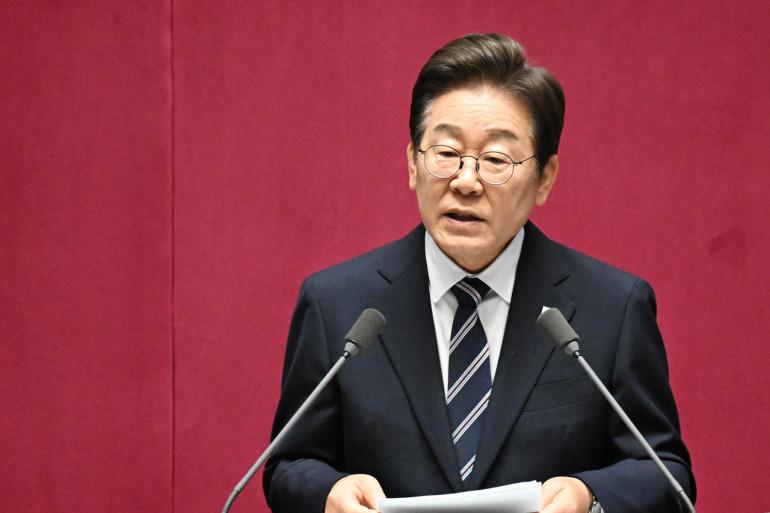 Նախագահ Լի Ջե Մյունը հայտարարել է, որ շարունակելու է ջանքերը Հյուսիսային Կորեայի հետ հարաբերությունների կարգավորման ուղղությամբ՝ չնայած Փհենյանի կողմից երկխոսության առաջարկի մերժմանը, նշելով, որ երկու Կորեաները պետք է հաղթահարեն անցյալի դիմակայությունը և ձգտեն խաղաղության ու կայունության, հայտնում է Yonhap.news-ը:   «Մենք պետք է հետամուտ լինենք այնպիսի արժեքների, ինչպիսիք են խաղաղությունն ու կայունությունը։ Մենք պետք է վճռականորեն վերջ դնենք անցյալին, որը գնում էր դեպի դիմակայություն և պատերազմ»,- ասել է Լի