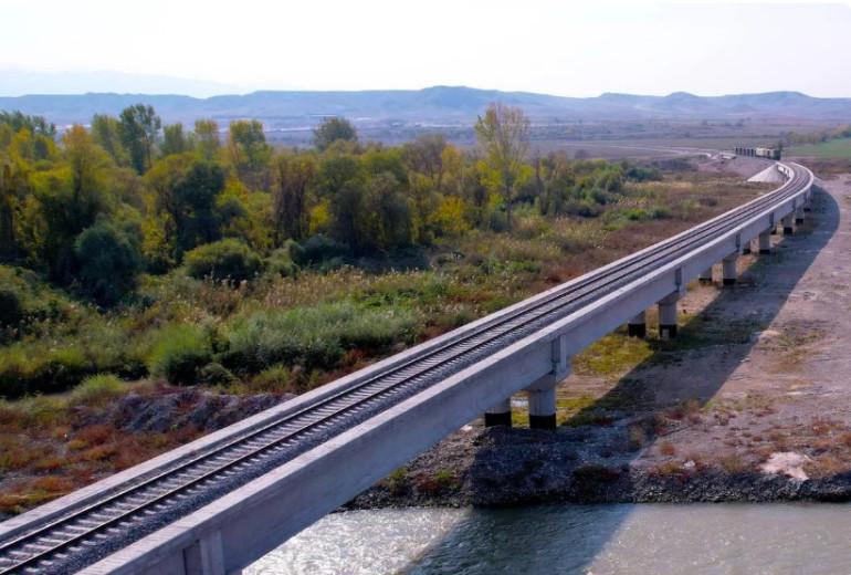 «Ադրբեջանական երկաթուղիներ» ՓԲԸ-ն շարունակում է նոր երկաթգծի շինարարությունը Նախիջևանում:   Նախատեսվում է վերակառուցել 10 կայարան 194,1 կիլոմետր երկարությամբ երկաթգծի երկայնքով և կառուցել 814 ինժեներական կառույց, այդ թվում՝ 29 կամուրջ, 4 թունել։  Նախագծային և շինարարական աշխատանքների առաջին փուլը, որը մեկնարկել է անցյալ տարվա վերջին, ընդգրկում է Սալամմյալիկը, Օրդուբադը, Ազան և Ջուլֆան:  «Այս երկաթուղային գիծը, որը միանում է «Զանգեզուրի միջանցքին», կապահովի ինչպես Ադրբեջանի հիմնական մասի ուղիղ ցամաքային կապը