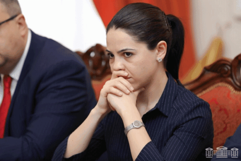 Այսօր Ադրբեջանի Միլլի Մեջլիսի որոշմամբ՝ Նախիջևանի ինքնավար հանրապետության (ՆԻՀ) Սահմանադրությունից հանվել է այն դրույթը, որտեղ հղում է արվում 1921 թվականի մարտի 16-ի Մոսկվայի և 1921 թվականի հոկտեմբերի 13-ի Կարսի պայմանագրերին։ Այս փոփոխության մասին ես գրել էի դեռևս անցյալ տարվա հունիսին՝ մանրամասն բացատրելով, թե ինչ է դա նշանակում։ Այս մասին գրել է ադրբեջանագետ Տաթևիկ Հայրապետյանը:  «Իսկ կանխատեսումը, որը Ալիևը գնալու է ՆԻՀ-ի ինքնավարության վերացման ճանապարհով ես հնչեցրել էի դեռ 2022 թվականի նոյեմբերին՝ կապ