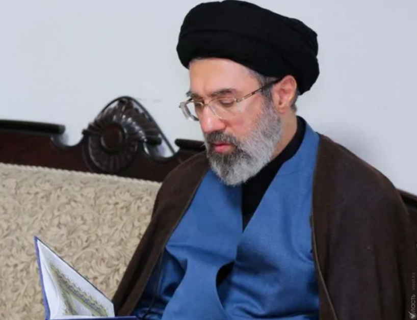 Իրանի նոր գերագույն հոգևոր առաջնորդ է ընտրվել սպանված այաթոլլահ Ալի Խամենեիի որդին՝ Մոջթաբա Խամենեին։ Այս որոշումը կայացրել է 88 բարձրաստիճան շիա հոգևորականներից բաղկացած խորհուրդը, DW-ին հայտնել են Իսլամական Հանրապետության աղբյուրները։  Իրանի կառավարությունը և լրատվամիջոցները դեռևս պաշտոնապես չեն հաստատել սա։  DW-ի աղբյուրների համաձայն՝ Մոջթաբա Խամենեիին ընտրելու որոշումը կայացվել է Իսլամական հեղափոխության պահապանների կորպուսի  ճնշման ներքո։  Ալի Խամենեիի մահից հետո Իրանը ժամանակավորապես կառավարվում է երեք