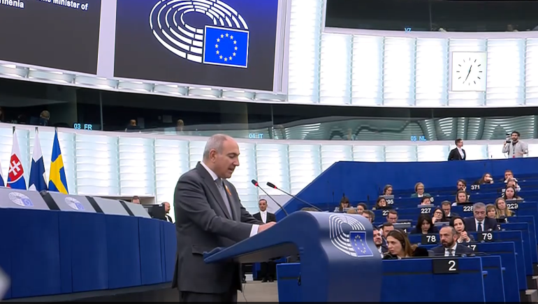 Մեր կարևորագույն խնդիրներից է այն, որ փախստական դարձած ղարաբաղցի մեր քույրերի և եղբայրների էմոցիաները չշահարկվեն սին հույսեր տալով: Այս մասին Եվրոպական խորհրդարանում ասել է ՀՀ վարչապետ Նիկոլ Փաշինյանը:  «Մեր ռազմավարությունը այս հարցում հստակ է. ղարաբաղցի մեր քույրերն ու եղբայրները պետք է ստանան ՀՀ քաղաքացիություն և առհավետ տնավորվեն ՀՀ-ում»,-Եվրոպական խորհրդարանում ասել է Փաշինյանը: