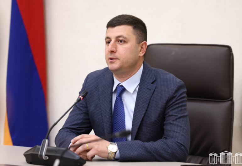 Իշխանությունը սեփական ժողովրդին ամենօրյա ռեժիմով սպառնում է պատերազմով: Այս մասին ֆեյսբուքյան իր էջում գրել է «Պատիվ ունեմ» խմբակցության քարտուղար Տիգրան Աբրահամյանը։  «Շանտաժը դարձրել են մարդկանց ահաբեկելու և հպատակեցնելու միջոց ու ամեն երկրորդ բառը պատերազմն է:  Պատերազմի քարոզով ու պաշտպանությամբ ՀՀ-ում մեկ ուժ է գործում` իշխող ռեժիմը, որը սնվում և գործում է պատերազմի տրամաբանության մեջ»,-գրել է նա: