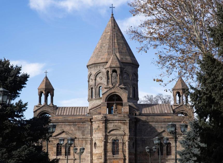 Մայր Աթոռ Սուրբ Էջմիածինը հայտարարություն է տարածել. «Մայր Աթոռ Սուրբ Էջմիածինը խստորեն դատապարտում է «Քաղաքացիական պայմանագիր» կուսակցության նախընտրական ծրագրում Հայաստանյայց Առաքելական Սուրբ Եկեղեցու վերաբերյալ մերժելի դրույթների ընդգրկումը։      Կուսակցության նախընտրական ծրագրում Եկեղեցու բարենորոգման, կանոնադրության վերանայման, Ամենայն Հայոց Կաթողիկոսի հեռացման և կաթողիկոսական նոր ընտրությունների անցկացման պարտադրվող օրակարգի ամրագրումը սահմանադրական կարգի, Եկեղեցու ինքնակառավարման իրավունքի, ինչպես նաև