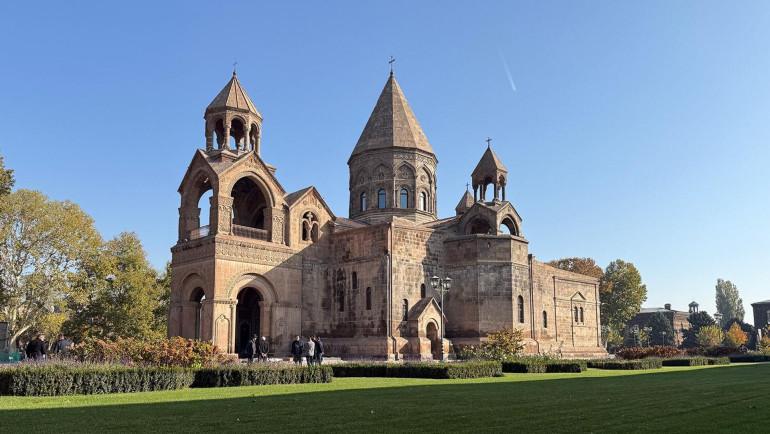 Վրդովմունքով տեղեկացանք, որ Ադրբեջանի իշխանությունները հողին են հավասարեցրել Ստեփանակերտ քաղաքի Սուրբ Հակոբ եկեղեցին և հարակից տարածքում գտնվող խաչքարերն ու կոթողները, որոնք ըստ ադրբեջանական աղբյուրների իբրև թե անօրինական և ապամոնտաժման ենթակա կառույցներ էին: Խիստ մտահոգիչ են նաև Ստեփանակերտի Առաջնորդանիստ Սուրբ Աստվածածին մայր տաճարի ոչնչացման վերաբերյալ ստացվող տեղեկությունները։ Այս մասին ասված է Մայր Աթոռի տարածած հայտարարության մեջ:  «Մայր Աթոռ Սուրբ Էջմիածինը խստորեն դատապարտում է Ադրբեջանի իշխանությու