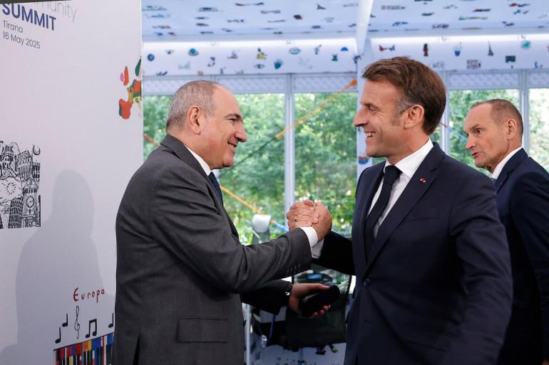 Եվրոպական քաղաքական համայնքի 8-րդ գագաթնաժողովի շրջանակում Ֆրանսիայի նախագահ Էմանուել Մակրոնի՝ Հայաստան այցի ընթացքում կստորագրվի Հայաստան-Ֆրանսիա ռազմավարական գործընկերության փաստաթուղթը, հայտնել է ՀՀ ԱԳ փոխնախարար Վահան Կոստանյանը:  Հիշեցնենք, որ մայիսի 3-4-ը Երևանում կանցկացվի Եվրոպական քաղաքական համայնքի 8-րդ գագաթնաժողովը, որին նախատեսված է մի շարք բարձրաստիճան պաշտոնյաների այցը Հայաստան։