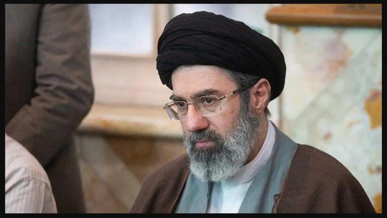 Իրանի գերագույն առաջնորդ Մոջթաբա Խամենեին չի արտոնի Իսլամաբադում ԱՄՆ-ի հետ համաձայնագրի ստորագրումը, եթե Վաշինգտոնը չընդունի Թեհրանի 10 պայմանները։ Այս մասին հայտարարել է Իրանի խորհրդարանի առաջին փոխխոսնակ Ալի Նիքզադը, հայտնում է ՏԱՍՍ-ը։   «Եթե այդ 10 պայմանները չընդունվեն, Գերագույն առաջնորդը ստորագրման թույլտվություն չի տա»,- ասել է նա։  Հիշեցնենք, որ Իրանի Ազգային անվտանգության խորհուրդը հայտնել է, որ Վաշինգտոնի հետ բանակցությունները կսկսվեն ուրբաթ օրը՝ ապրիլի 10-ին, Պակիստանի մայրաքաղաք Իսլամաբադում՝ հի