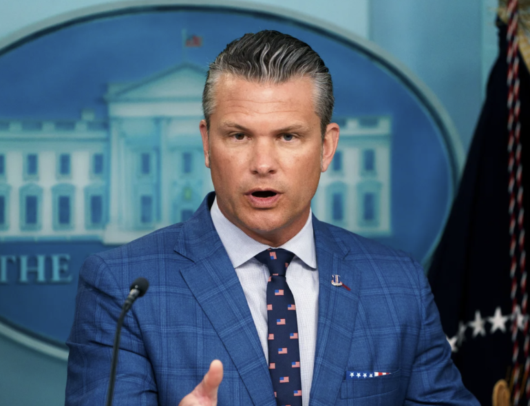 Մենք վերակառուցում ենք բանակ, որով ամերիկացիները կարող են հպարտանալ, այս մասին Կոնգրեսում հայտարարել է Պենտագոնի ղեկավար Փիթ Հեգսեթը։   «Ամենամեծ մարտահրավերը, ամենալուրջ հակառակորդը, որի առջև մենք կանգնած ենք այս պահին, Կոնգրեսի դեմոկրատների և որոշ հանրապետականների անխոհեմ, անզոր և պարտվողական հռետորաբանությունն է։  Հակամարտության սկսվելուց անցել է երկու ամիս՝ թույլ տվեք հիշեցնել ձեզ, ընդամենը երկու ամիս։ Թույլ տվեք հիշեցնել ձեզ. իմ սերունդը հասկանում է, թե որքան ժամանակ մենք Իրաքում էինք, որքան ժամանակ Աֆ