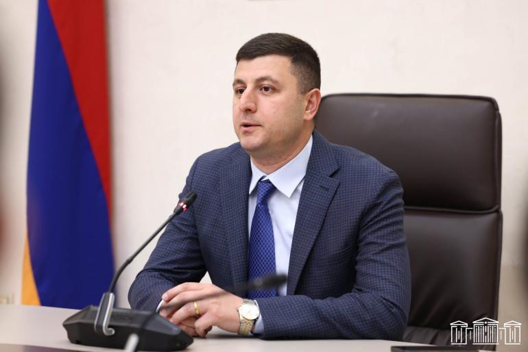 Ադրբեջանական վարչակազմին գոհացնելու և արցախցիների նկատմամբ ատելության քաղաքականությանը հավատարիմ մնալու շրջանակում, փաշինյանական իշխանության քաղաքական պատվերով, վարչական դատարանը բավարարել է ՀՀ գլխավոր դատախազության հայցը և անվավեր ճանաչել Արցախի ներկայացուցչության շենքի նկատմամբ Արցախի Հանրապետության սեփականության իրավունքի պետական գրանցումը։ Այս մասին ֆեյսբուքյան իր էջում գրել է ԱԺ «Պատիվ ունեմ» խմբակցության պատգամավոր Տիգրան Աբրահամյանը։  «Ադրբեջանի հետ կարճ փոխանցումներով փաշինյանական իշխանությունը փորձ