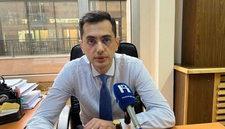 Այսօր Եվրոպական դատարանը հրապարակեց Ապրիլյան 4-օրյա պատերազմի գործերով առաջին վճիռը։ Այս մասին գրել է Միջազգային իրավական հարցերով ներկայացուցչի գրասենյակի նախկին ղեկավար Լիպարիտ Դրմեյանը:  «ՄԻԵԴ-ը, ի թիվս այլնի, արձանագրել է, որ Ադրբեջանը խախտել է հայ զինծառայողի կյանքի իրավունքը եւ խոշտանգումների արգելքը (գլխատում եւ մարմնի պղծում)։  Ադրբեջանին պարտավորեցրել է 90,000 եվրո փոխհատուցում վճարել զոհի հարազատներին։  Սա կարեւոր նախադեպ է 2020 թվականի 44-օրյա պատերազմի ժամանակ տուժածների իրավունքների պաշտպանությ
