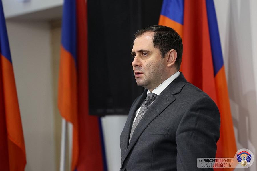 Ո՞վ է նման բան ասել, ծանուցման համար կա կարգ, ծանուցումը լինում է ըստ այդ կարգի, այնտեղ ծանուցում իրականացնել ֆիզիկապես հնարավոր չէ: Այս մասին ասել է պաշտպանության նախարար Սուրեն Պապիկյանը՝ պատասխանելով հարցին, թե արդյո՞ք ճիշտ է շրջանառվող այն տեղեկությունը, որ ՌԴ-ից Հայաստան վերադարձող տղամարդկանց հանձնում են վարժանքների մասնակցելու ծանուցագրեր:  «Ուղիղ օդանավակայանում ոչ ոքին չեն կարող ծանուցագիր տալ, ՌՈ-ը ֆունկցիաներ ունի, որը իրականացնում է ըստ անհրաժեշտության: Կարող է լինել օպերատիվ ինֆորմացիայի հիմման