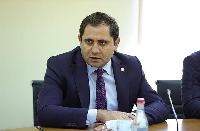 Պաշտպանության նախարարությունում վերջին օրերի կադրային ջարդը, համակարգի մեր աղբյուրի բնորոշմամբ, սոսկ քավության նոխազ գտնելու օպերացիա կարելի է բնորոշել:  Մենք գրել էինք, որ Փաշինյանն անչափ դժգոh է «զորավար» Սուրեն Պապիկյանից, ընտրություններից հետո անգամ նրա վերանշանակումն էր հարցականի տակ, քանի որ Փաշինյանը նախատել էր, որ խաղաղ պայմաններում մի առաքելություն ունի՝ զորքի բարոյահոգեբանական մթնոլորտը նորմալ պահելը, այն էլ չի կարողանում ապահովել, եւ բազում մահեր են գրանցվում հիմա բանակում:  Բայց քանի որ հարմար, 