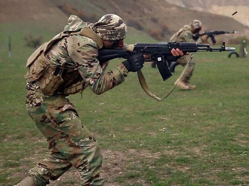 Օգոստոսի 11-ին Իլհամ Ալիևը Նախիջևանում մասնակցեց Առանձին համազորային բանակի նորաստեղծ «օպերատիվ (կոմանդո)» զորամասերին մարտական դրոշներ հանձնելու արարողությանը։  Զորամասերի հստակ թիվը հրապարակված չէ, սակայն պաշտոնական ձևակերպումից պարզ է, որ խոսքը մեկից ավելի նոր կոմանդո ստորաբաժանման մասին է։ Միաժամանակ բաց աղբյուրներից հստակ չէ նաև դրանց կազմակերպական մակարդակը՝ գումարտակ, գունդ, թե բրիգադ։  Նոր տիպի կոմանդո ստորաբաժանումների ստեղծումը Ադրբեջանում սկսվել է 2021 թվականին՝ Արցախյան երկրորդ պատերազմից անմիջա