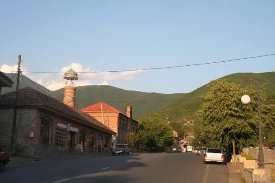 Այսօր զինված ադրբեջանախոս տղամարդը մտել է Սյունիքի մարզի Շաքի գյուղի բնակելի տներից մեկը։  Գյուղապետ Ռուբեն Մանուչարյանի փոխանցմամբ՝ տղամարդը վնասել է տանտիրուհուն՝ նրա երեք երեխաների ներկայությամբ։  Իրավապահները տղամարդուն հայտնաբերել և ձերբակալել են։ Դեպքի վայրում արյան հետքեր են հայտնաբերվել: Կնոջ կյանքին վտանգ չի սպառնում։  «Բռնեցին տարան, իրավապահները, չեմ կարա ասեմ կրակել է, թե ուրիշ-կտրող ծակող գործիքով է հարվածել: Մենք որ մտանք դեպքի վայր, արյան հետքեր տեսանք, բայց կնոջ կյանքին վտանգ չի սպառնում», –